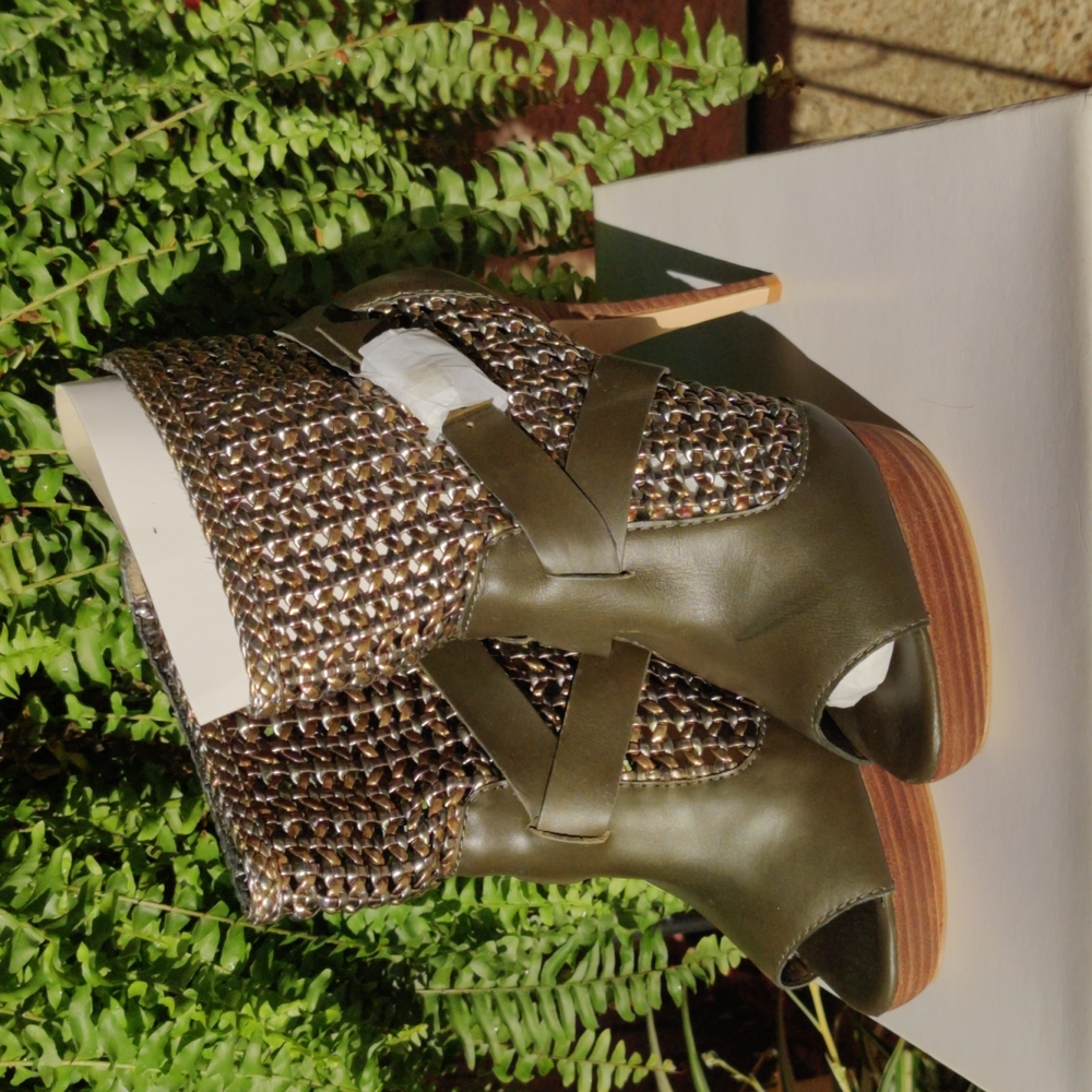 Peep toe ankle boot